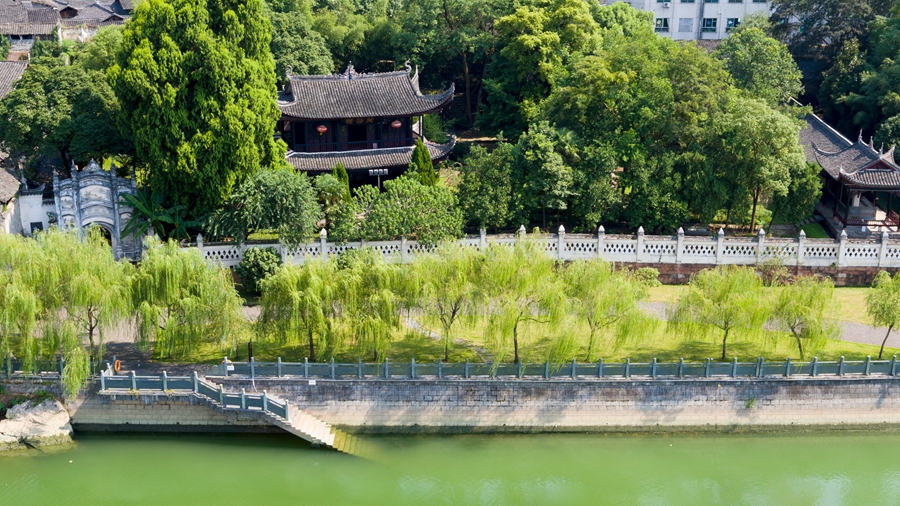 坐落在沅水河畔的黔阳古城古色古香,颇有一种质朴和悠然的韵味。 坐落在沅水河畔的黔阳古城古色古香,颇有一种质朴和悠然的韵味。