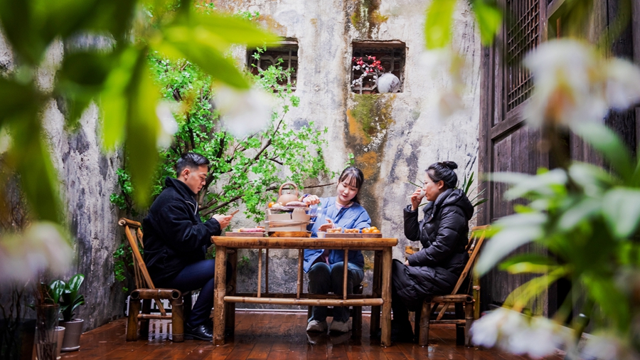 “围炉煮茶”成为黔阳古城新兴的休闲方式(以上照片均由怀化日报全媒体记者 潘雨 摄) “围炉煮茶”成为黔阳古城新兴的休闲方式(以上照片均由怀化日报全媒体记者 潘雨 摄)