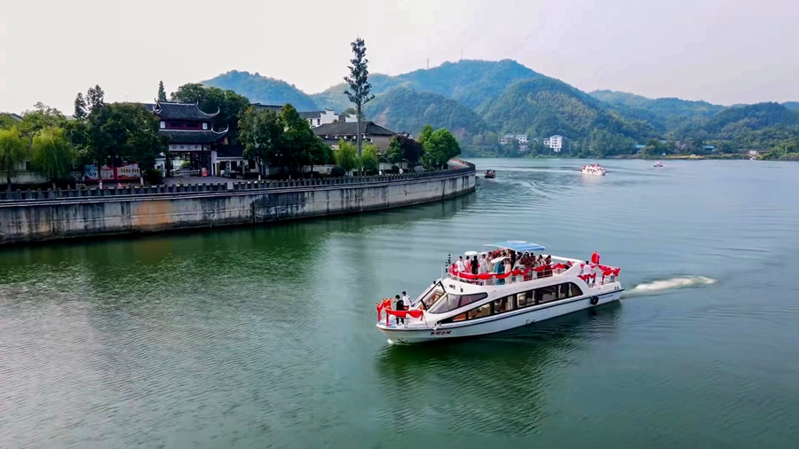 游轮已成为游客观光黔阳古城首选打卡项目 游轮已成为游客观光黔阳古城首选打卡项目