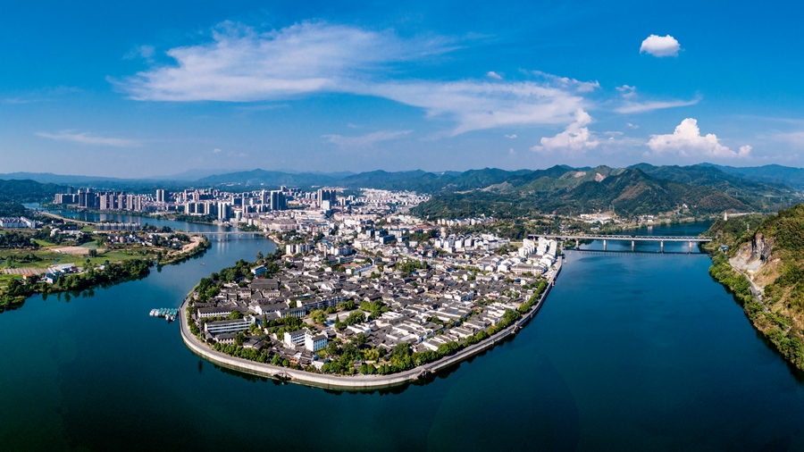 黔阳古城坐落在氵舞水汇入沅水处。(怀化日报全媒体记者 潘雨 摄) 黔阳古城坐落在氵舞水汇入沅水处。(怀化日报全媒体记者 潘雨 摄)