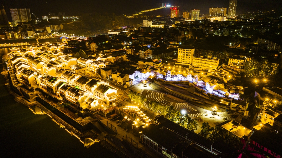 洪江古商城夜景与半个铜钱剧场 洪江古商城夜景与半个铜钱剧场