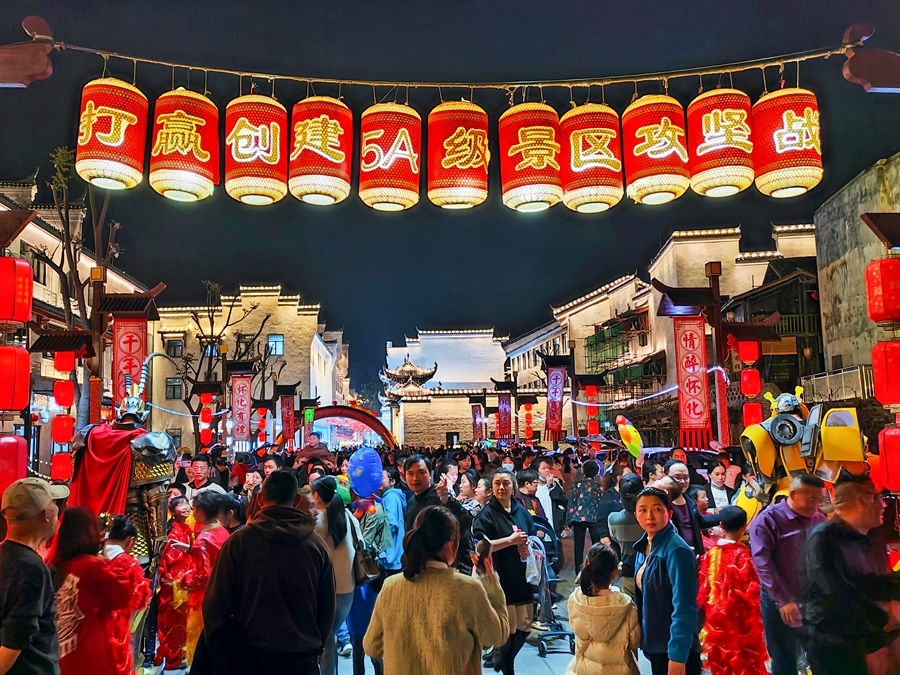 2023年沉浸式夜游演艺在烟雨洪江街区热闹上演 2023年沉浸式夜游演艺在烟雨洪江街区热闹上演