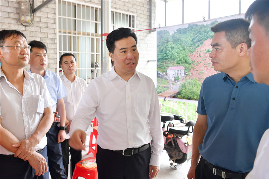 市委副书记、市长黎春秋在麻阳高村镇通灵溪村六组山体滑坡点，现场调度抢险救援工作。（本报记者 潘雨 摄