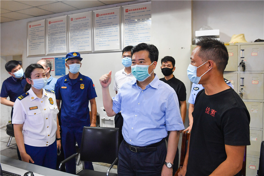 　9月17日上午，市委副书记、市长黎春秋在鹤城区检查房屋建筑和消防安全隐患排查整治工作、调研市重点项