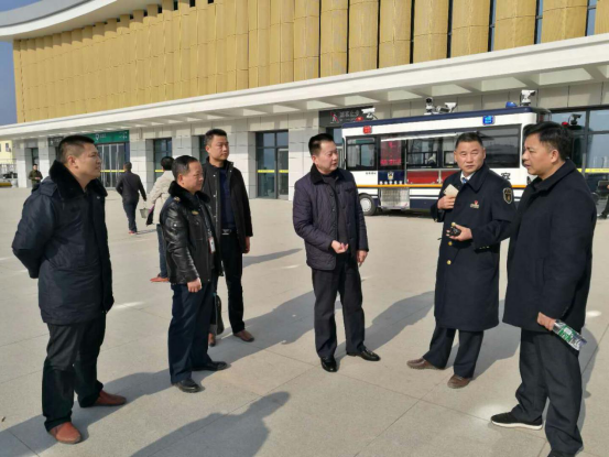 洪江市副市长邓亦兵带队检查春运工作