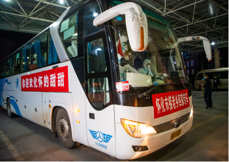 9点25分,怀化公路运输集团接返怀人员的首台大巴车驶入怀化汽车东站