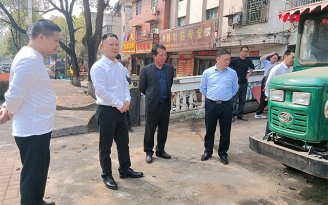 3月15日,辰溪县委书记谢建军在辰溪县金穗农机公司,详细了解公司农机