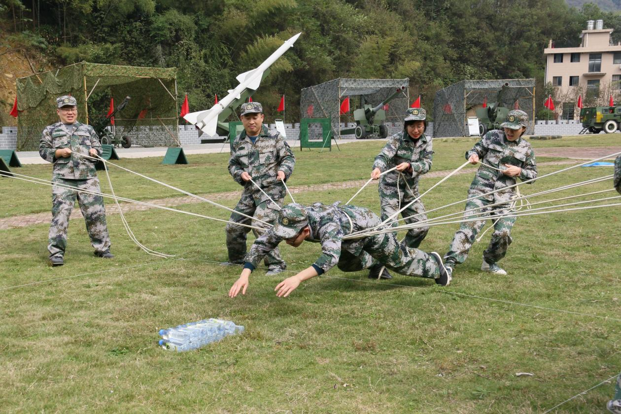 雷区取水军事拓展项目68 军人为国而生,为国家尊严而活,为人民而笑.