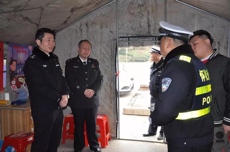 长春,市公安局党委副书记,副局长李奇勋一行深入一线检查指导春运工作