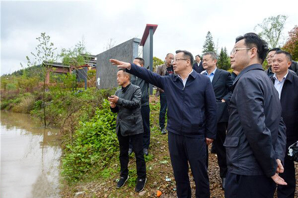 雷绍业在鹤城区革命溪查看水势