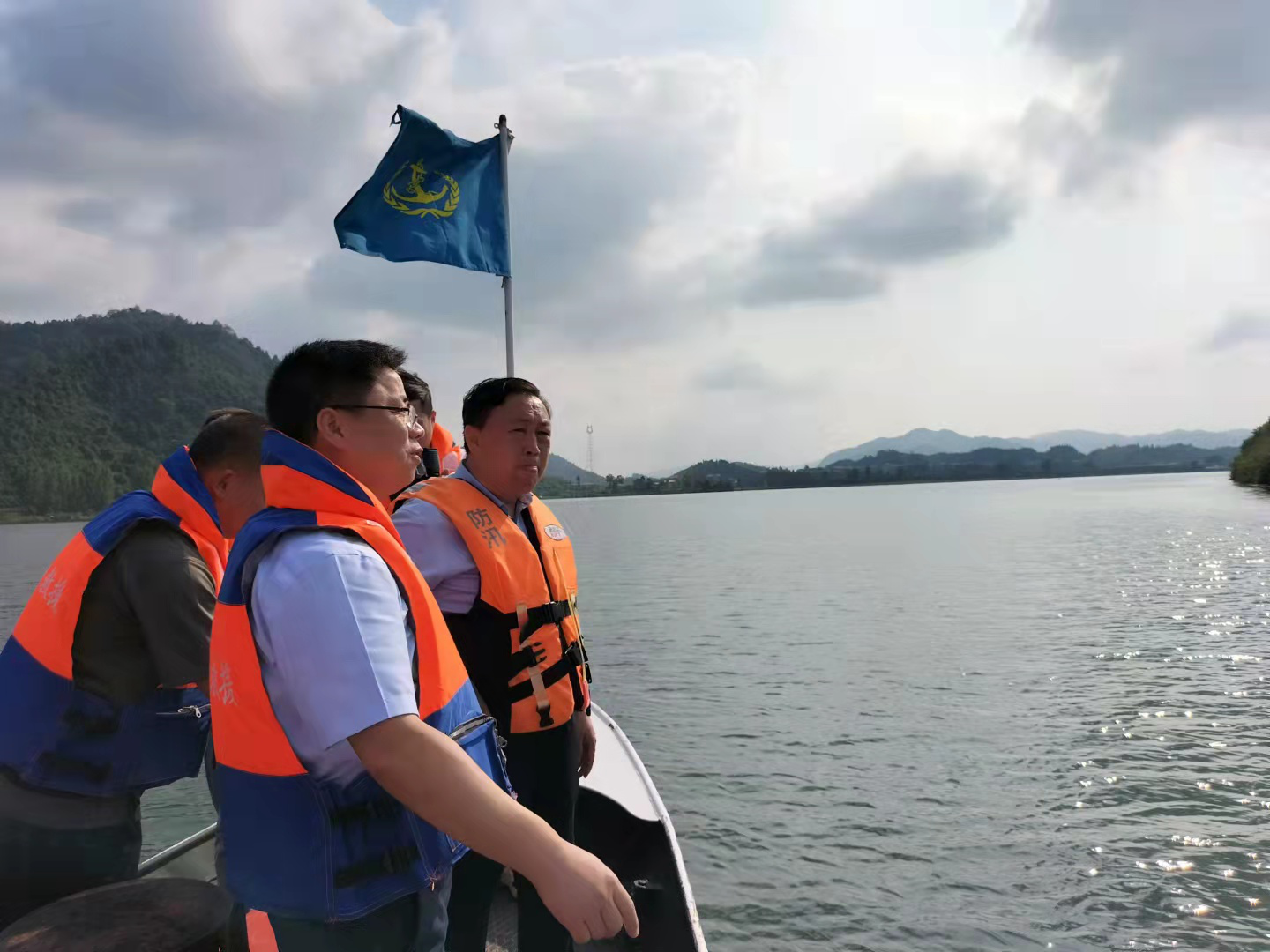 辰溪县县长在沅水辰溪段开展巡河工作