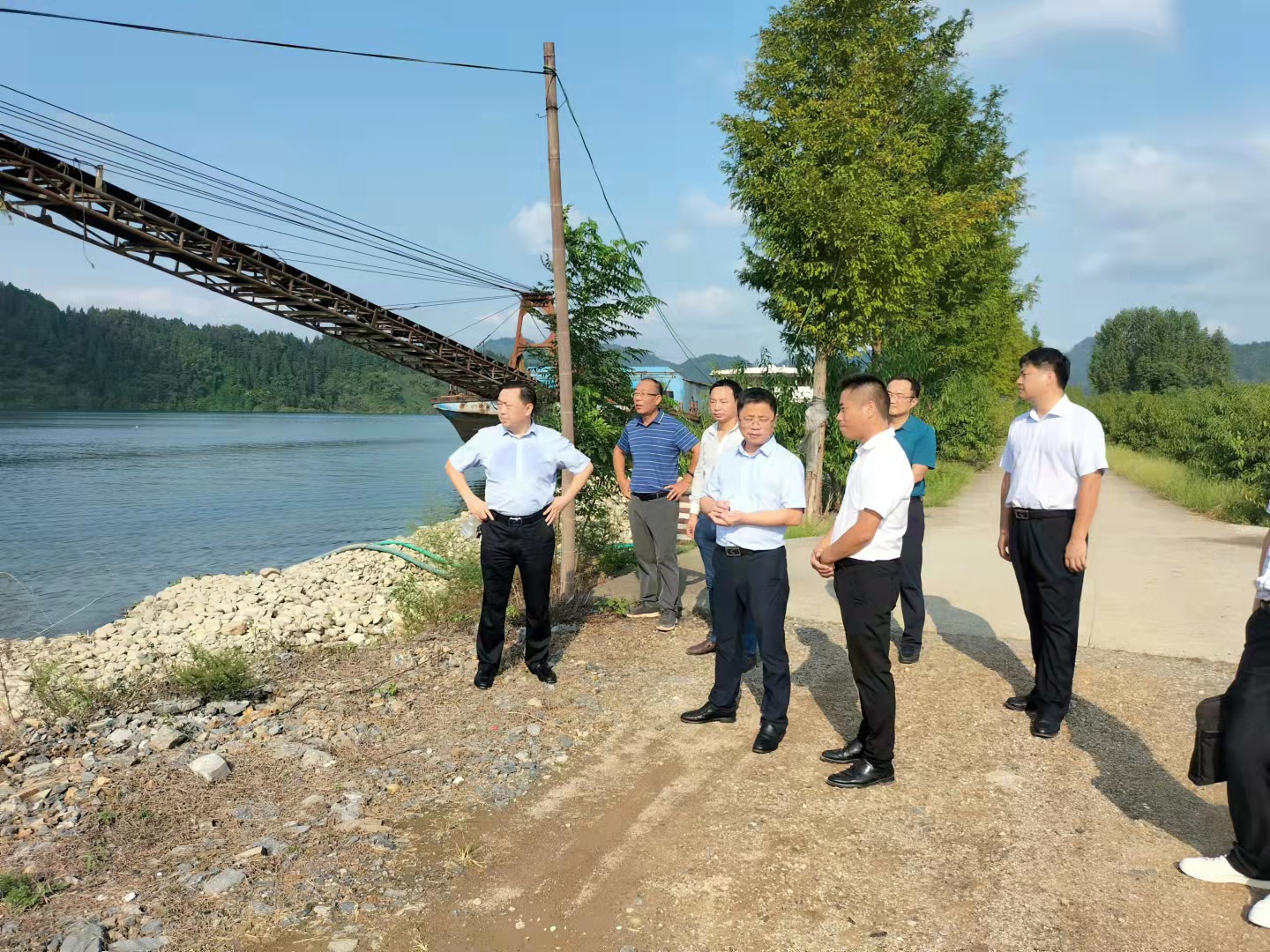 辰溪县县长在沅水辰溪段开展巡河工作