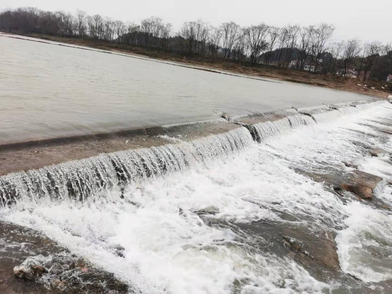桥江镇建成后的滚水坝