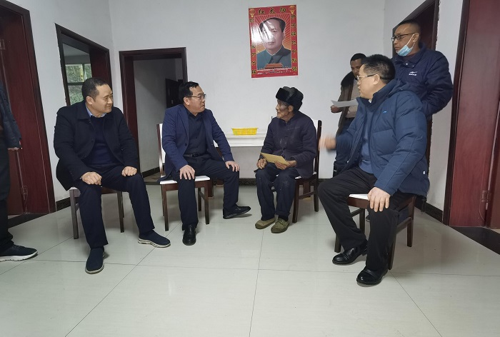 邓燕飞来怀走访慰问退役军人和边海防官兵家属