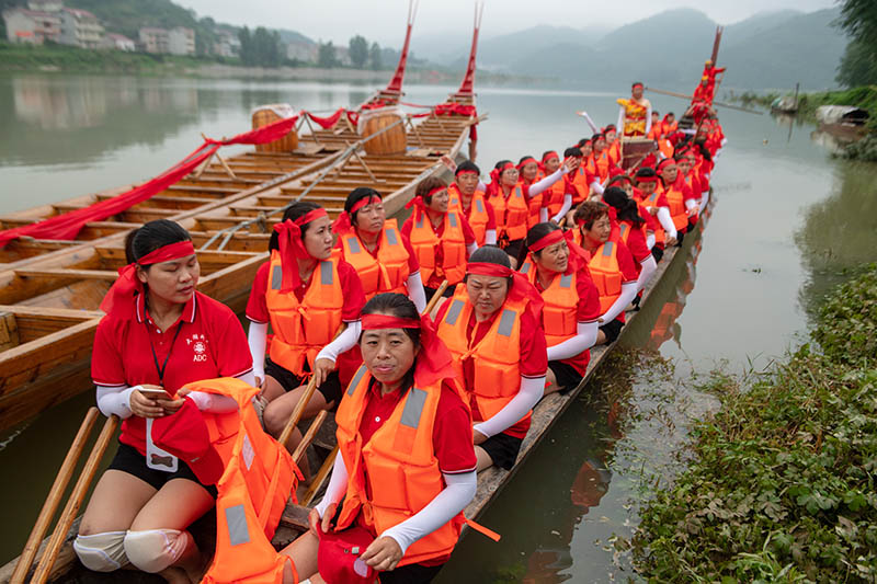 溆浦女子龙舟闹大江铿锵有力霸气足