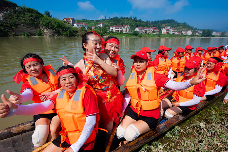溆浦女子龙舟闹大江铿锵有力霸气足