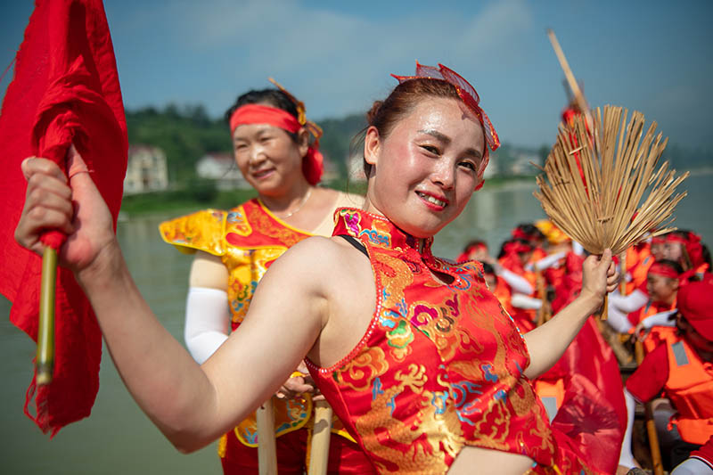 溆浦女子龙舟闹大江铿锵有力霸气足