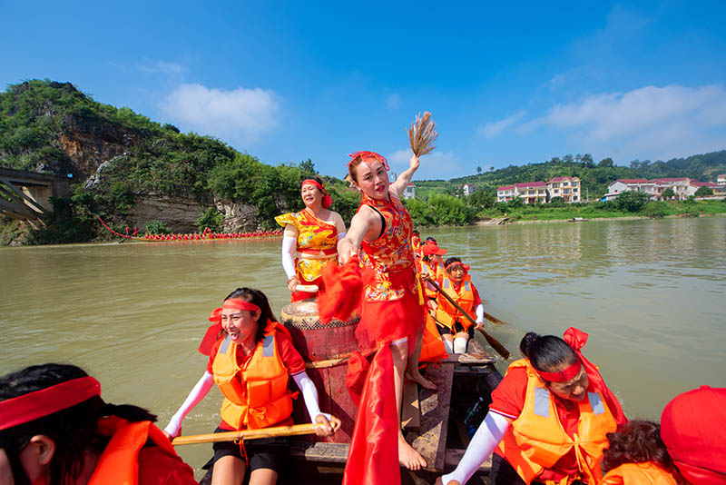 溆浦女子龙舟闹大江铿锵有力霸气足
