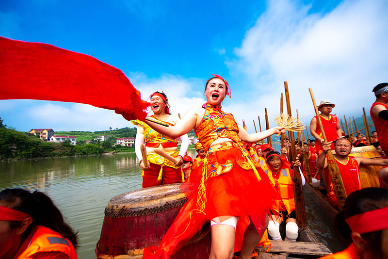 溆浦女子龙舟闹大江铿锵有力霸气足