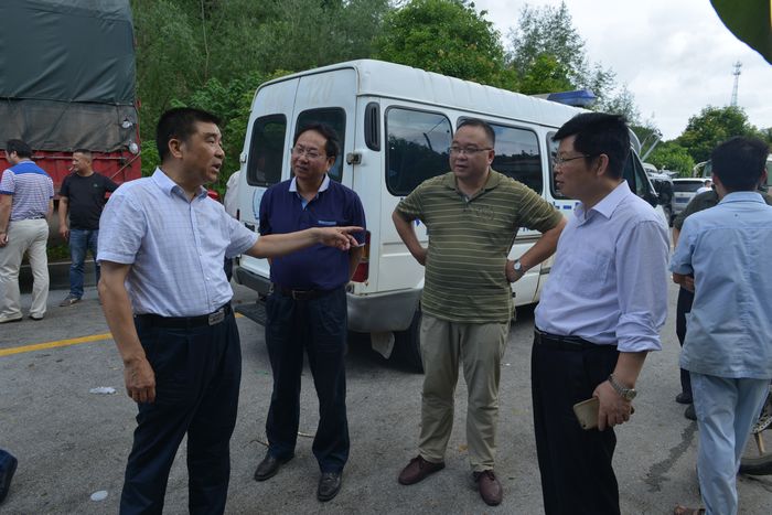 怀化市卫生计生委主任谭有平率医疗专家医疗救护队赴辰溪县紧急转移