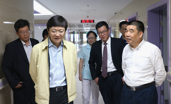 首页 新闻中心 工作动态 湘雅二医院副院长黎志宏教授(左)授牌 怀化