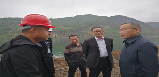 王福初带队督查溆浦县大江口镇沅水村历史遗留锰渣治理工程进度情况